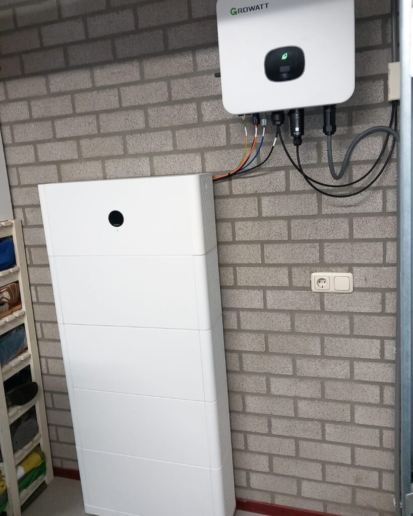Batterij aangesloten op omvormer